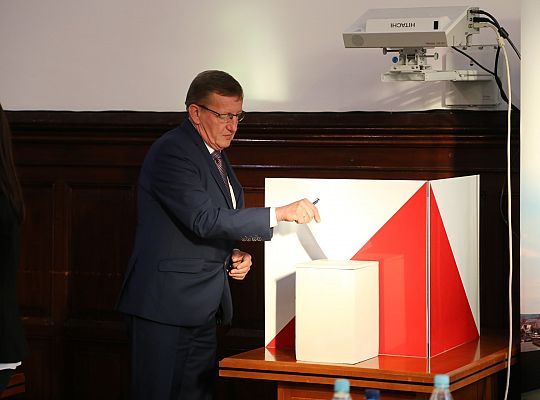 I sesja Rady Miejskiej – Burmistrz i Radni złożyli 27830