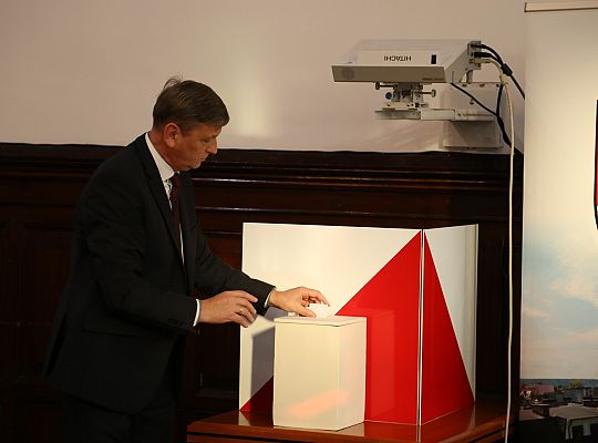 I sesja Rady Miejskiej – Burmistrz i Radni złożyli 27831