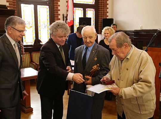 Zasłużeni pszczelarze odznaczeni na sesji RM 28003