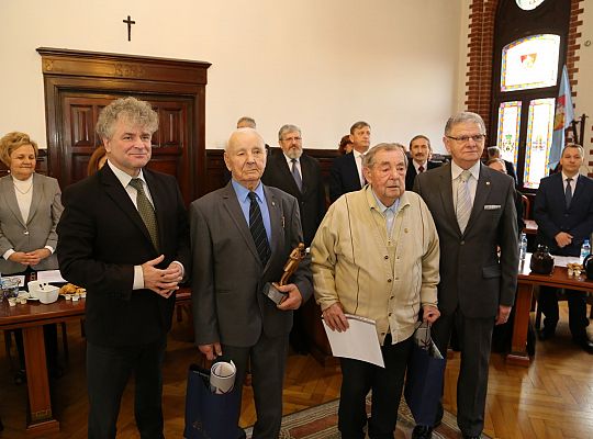 Zasłużeni pszczelarze odznaczeni na sesji RM 28006