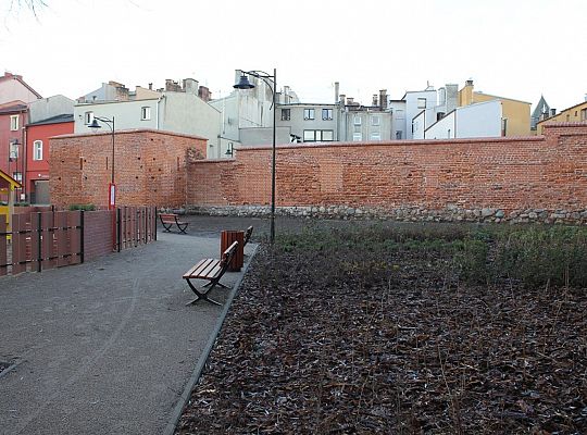 Skwer przy Przymurnej. Zabawa i wypoczynek 28082