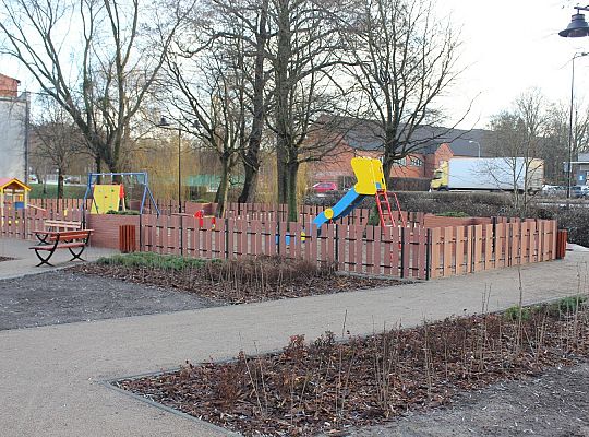 Skwer przy Przymurnej. Zabawa i wypoczynek 28084
