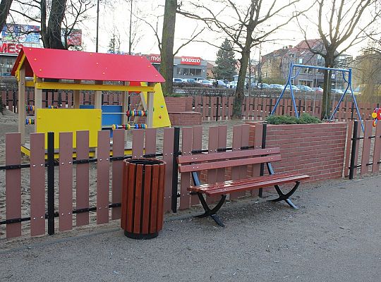 Skwer przy Przymurnej. Zabawa i wypoczynek 28085