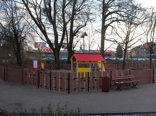Skwer przy Przymurnej. Zabawa i wypoczynek 28086