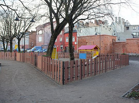 Skwer przy Przymurnej. Zabawa i wypoczynek 28088