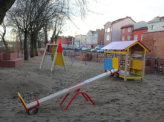 Skwer przy Przymurnej. Zabawa i wypoczynek 28089