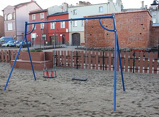 Skwer przy Przymurnej. Zabawa i wypoczynek 28090