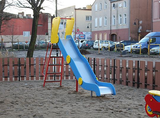 Skwer przy Przymurnej. Zabawa i wypoczynek 28091