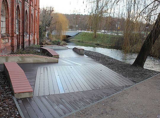 Skwer przy Przymurnej. Zabawa i wypoczynek 28092