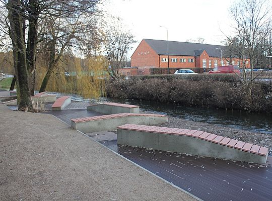 Skwer przy Przymurnej. Zabawa i wypoczynek 28095