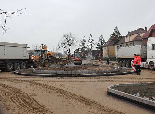 Węzeł Przesiadkowy w budowie. Walce drogowe na 28140