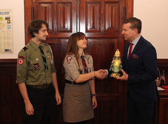 Betlejemskie Światło Pokoju w ratuszu 28249