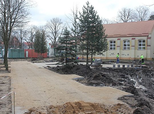 Budowa rolkowiska i terenu rekreacyjnego na placu 28879