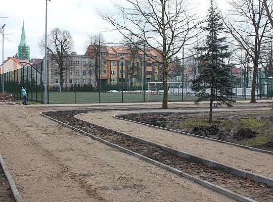 Budowa rolkowiska i terenu rekreacyjnego na placu 28883