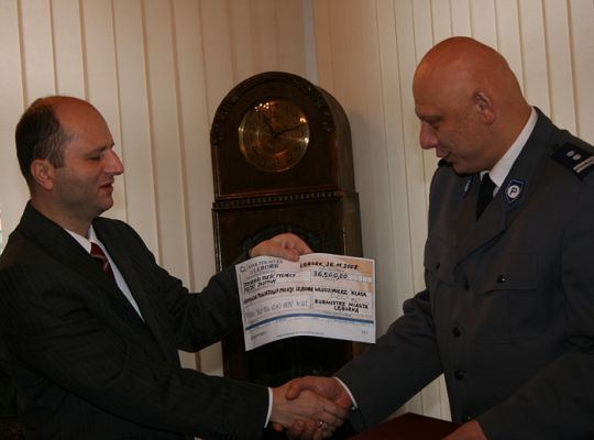 Czek od Burmistrza dla policjantów  977
