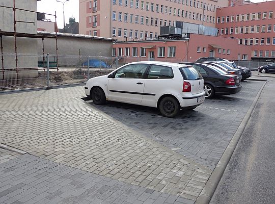 Nowe miejsca postojowe przy szpitalu 29159