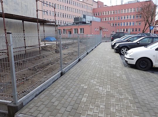 Nowe miejsca postojowe przy szpitalu 29161