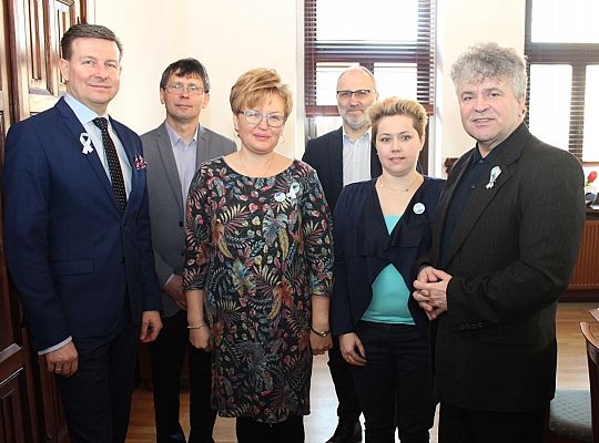 Niebieskie wstążeczki symbolizują autyzm 29547