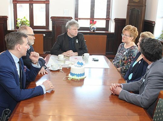 Niebieskie wstążeczki symbolizują autyzm 29553