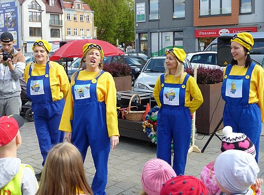 Na Placu Pokoju Minionki zapisują do biblioteki 30472