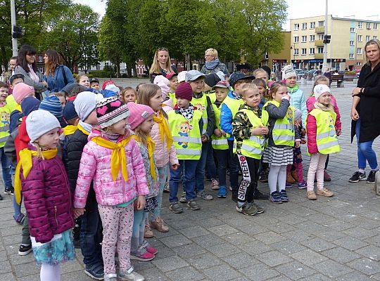 Na Placu Pokoju Minionki zapisują do biblioteki 30474