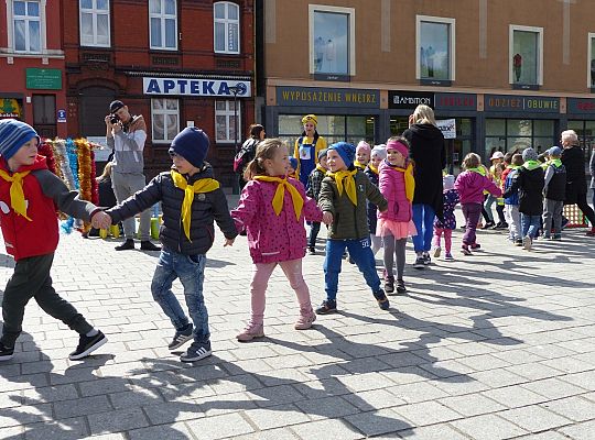 Na Placu Pokoju Minionki zapisują do biblioteki 30476