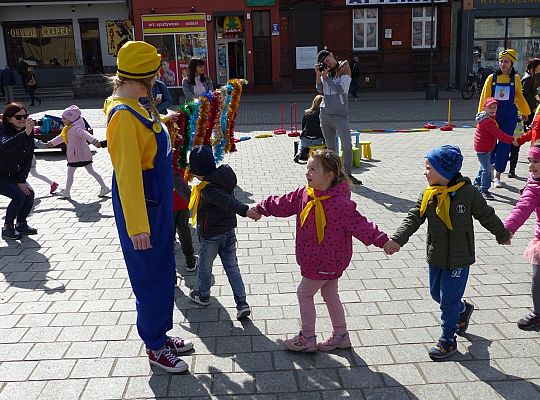 Na Placu Pokoju Minionki zapisują do biblioteki 30477