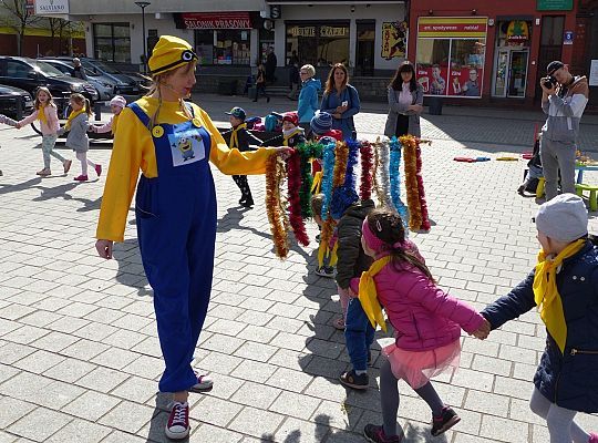 Na Placu Pokoju Minionki zapisują do biblioteki 30478