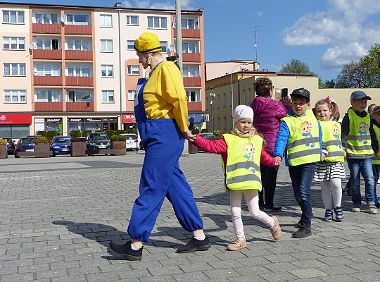 Na Placu Pokoju Minionki zapisują do biblioteki 30479