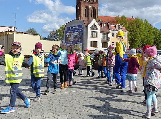 Na Placu Pokoju Minionki zapisują do biblioteki 30480