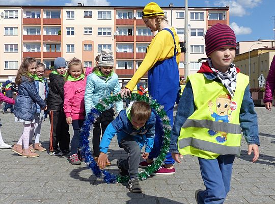 Na Placu Pokoju Minionki zapisują do biblioteki 30482
