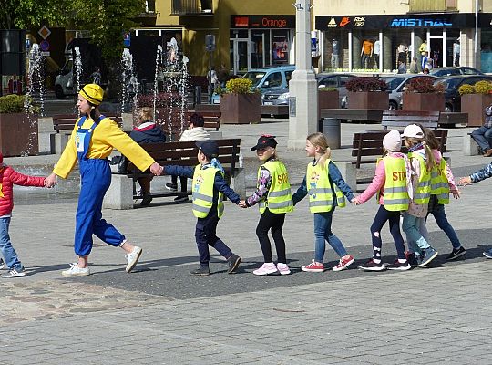 Na Placu Pokoju Minionki zapisują do biblioteki 30483