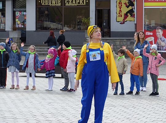Na Placu Pokoju Minionki zapisują do biblioteki 30486