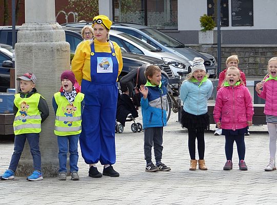 Na Placu Pokoju Minionki zapisują do biblioteki 30490