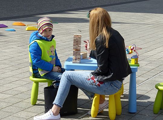 Na Placu Pokoju Minionki zapisują do biblioteki 30492