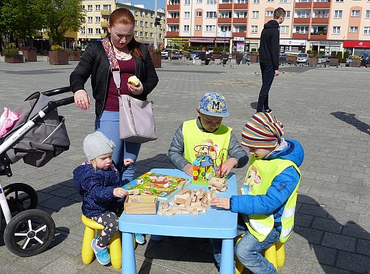 Na Placu Pokoju Minionki zapisują do biblioteki 30495