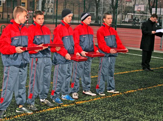 Piłka potoczyła się na murawie Orlika  1056