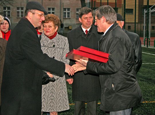 Piłka potoczyła się na murawie Orlika  1058