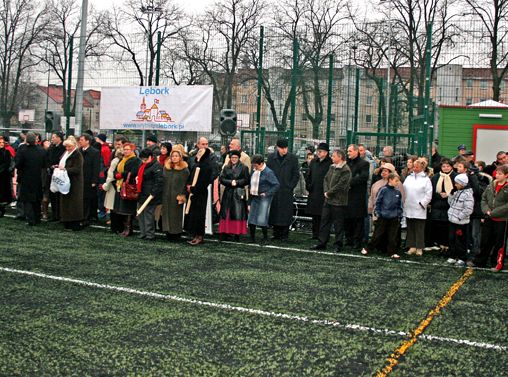 Piłka potoczyła się na murawie Orlika  1054