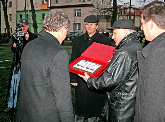 Piłka potoczyła się na murawie Orlika  1059