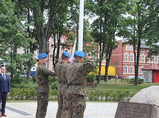 Skwer Orła Białego z biało-czerwoną flagą 31145