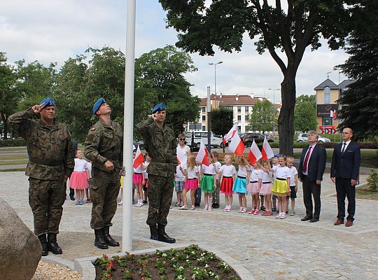 Skwer Orła Białego z biało-czerwoną flagą 31151