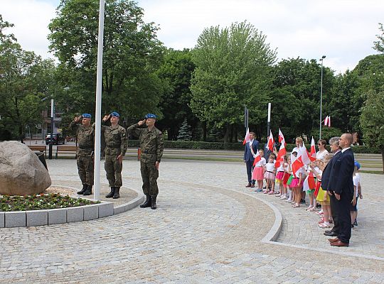 Skwer Orła Białego z biało-czerwoną flagą 31152