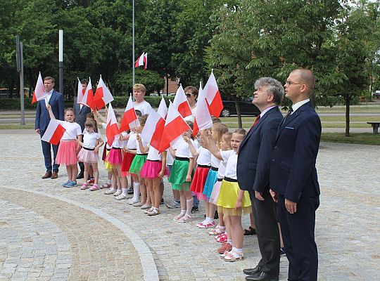 Skwer Orła Białego z biało-czerwoną flagą 31154