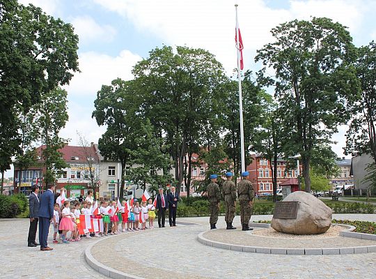 Skwer Orła Białego z biało-czerwoną flagą 31155