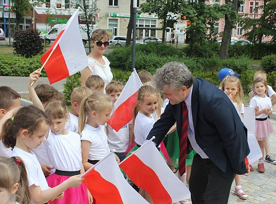 Skwer Orła Białego z biało-czerwoną flagą 31157