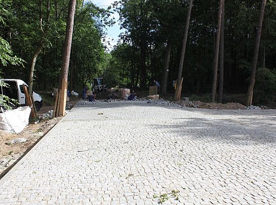 Ulica z parkingiem do wieży w Parku Chrobrego 31572