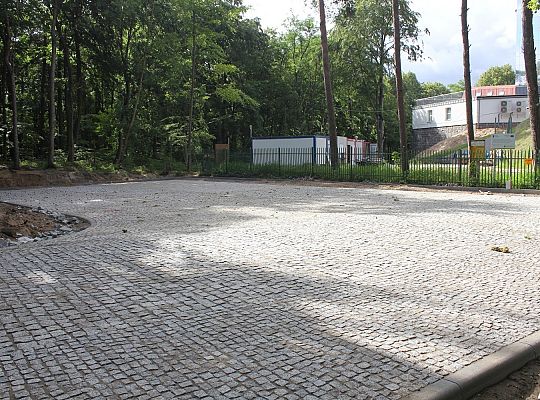 Ulica z parkingiem do wieży w Parku Chrobrego 31574