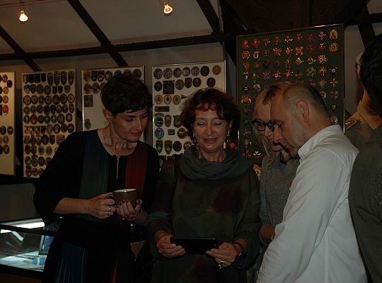9 tysięcy wojskowych odznak, proporczyków, 33209