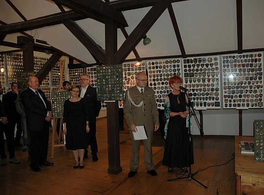 9 tysięcy wojskowych odznak, proporczyków, 33204